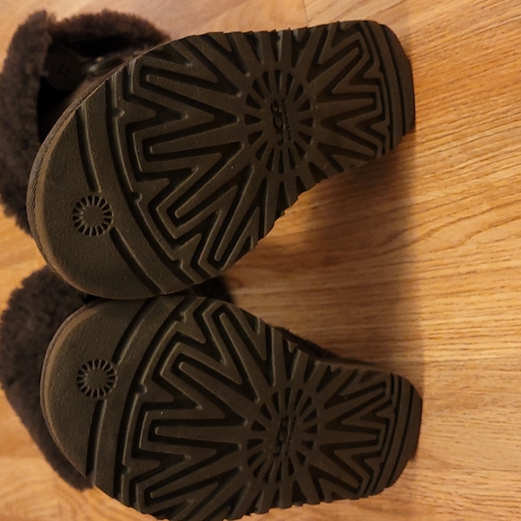 Ugg Bailey Button Triplet II BOOT in dark brown. Size 5 - Picture 12 of 13
